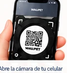 Teléfono escaneando el código QR que está en la tapa del protector